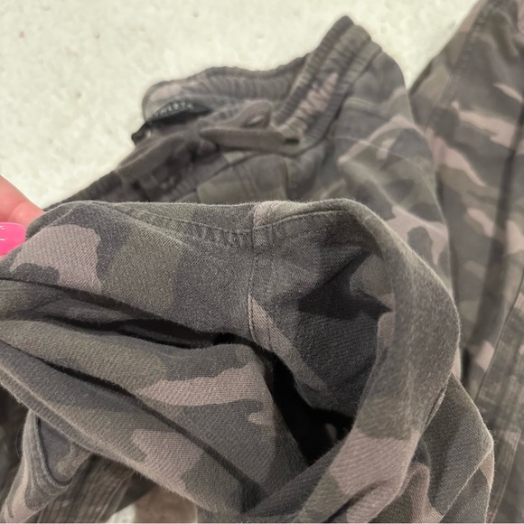 athleta camo farallon joggers size 6 - Picture 3 of 3
